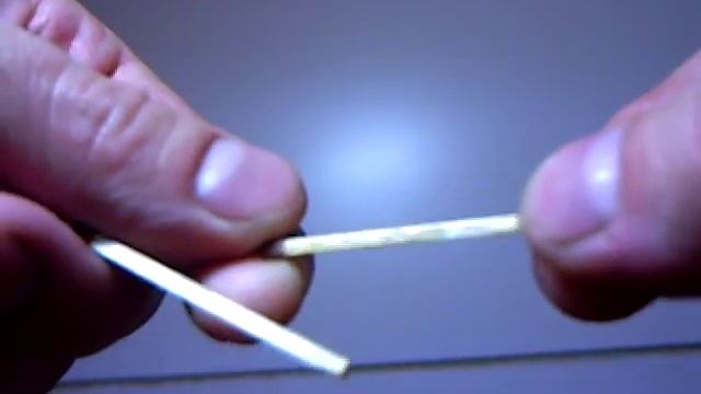 сломал  спички прижатием пальцев