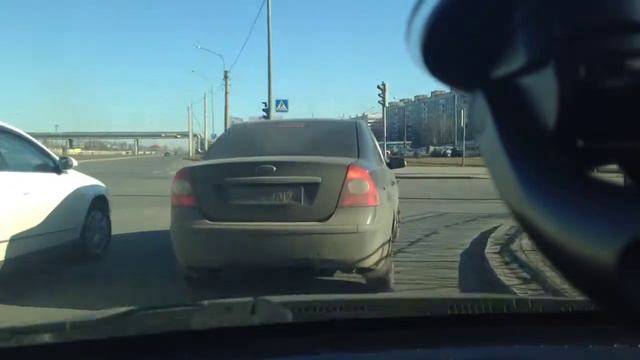 Мудак на фольксе лезет вторым рядом. смотреть онлайн