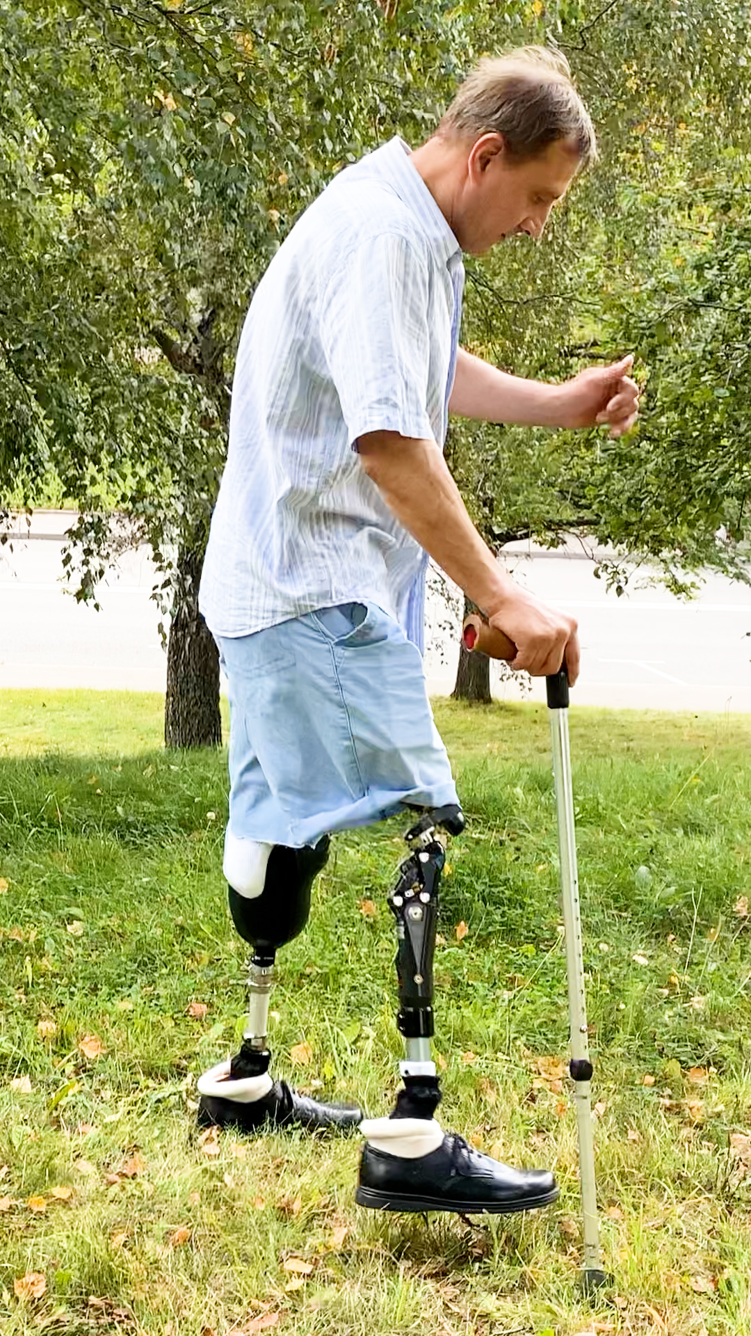 На протезах ног учусь ходить по траве смотреть онлайн