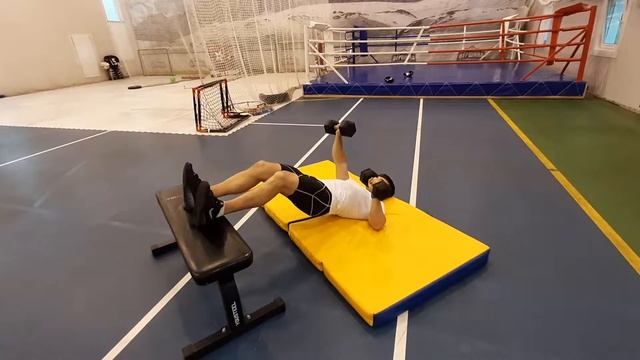 Жим лежа гантелей попеременно в ягодичном мостике смотреть онлайн