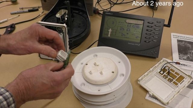 Davis Vantage Pro2 (installing new temp and humidity sensors) смотреть онлайн