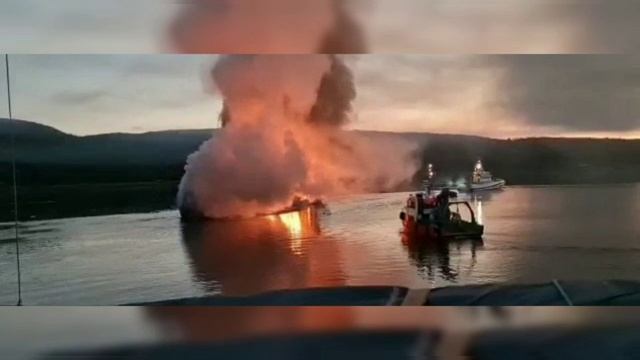 Пожар в норвежском порту Киркенес горит российский краболовный траулер "Таманго". смотреть онлайн