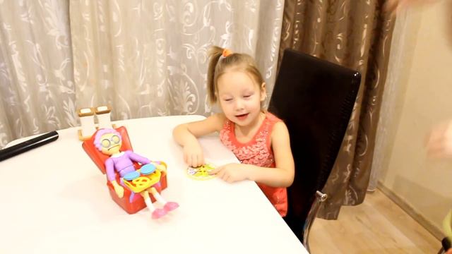 Летающие зубы бабули) Дианка и Даринка играют в веселую игру. Diana and Darinka play game смотреть онлайн