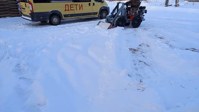 Мини погрузчик уборка снега. смотреть онлайн