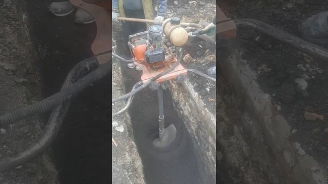 Бурение бензобуром хитачи да300е лунок. смотреть онлайн