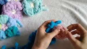 Цветок из Alize Puffy. Вяжем без спиц!