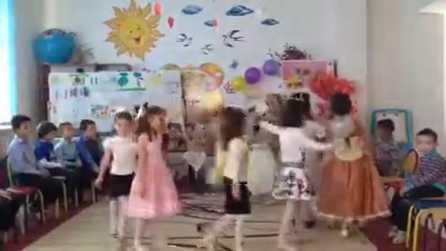 Девочки исполняют танец осени в школе смотреть онлайн
