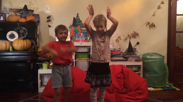 Детская песенка на английском языке про ведьму I'm a mean old Witch SONG FOR KIDS смотреть онлайн