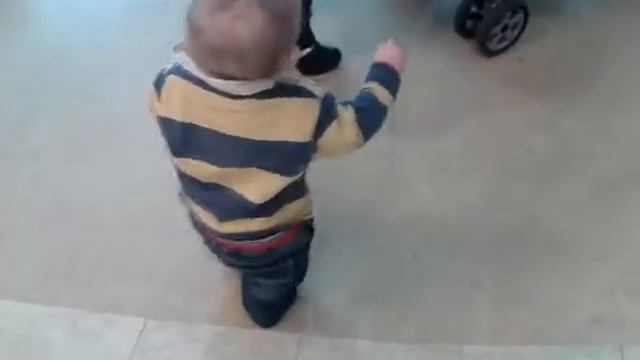 Christian walking around debenhams смотреть онлайн