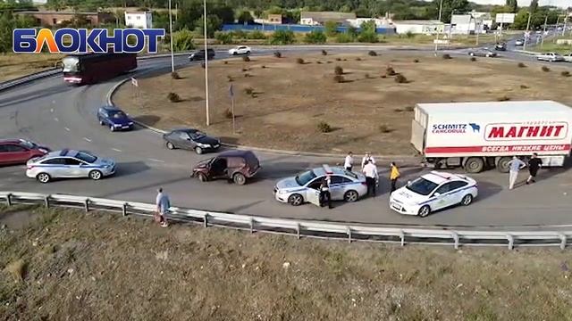 В Цимлянске со стрельбой полицейские попытались задержать водителя смотреть онлайн