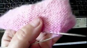 Простая красивая шапочка узором клоке связанная спицами - мастер-класс