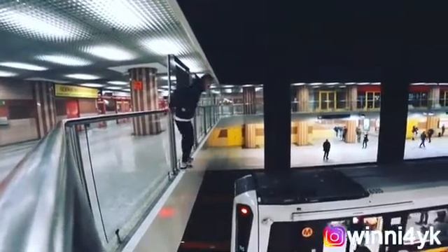 Украинский блогер пробежался по крыше метро в Варшаве смотреть онлайн