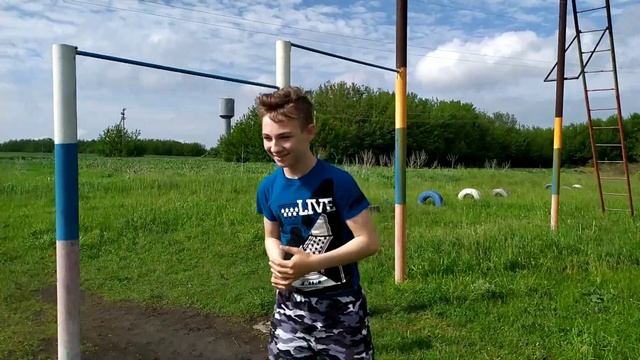 МЫ НАУЧИЛИСЬ ВЫХОД НА ДВЕ НИЖНИМ ХВАТОМ И ПОЛУ-ЗАМОК/ТРЕНИРУЕМ ЭЛЕМЕНТЫ НА ТУРНИКЕ смотреть онлайн