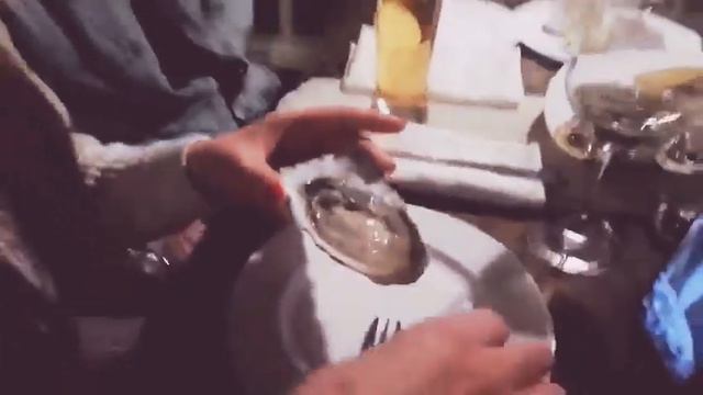 Жёны пробуют устрицы, а я решил уронить бокал ))) смотреть онлайн