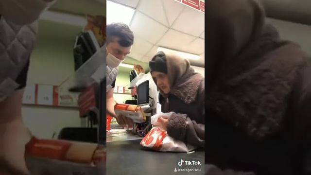 Помог бабушке и оплатил на кассе её продукты. смотреть онлайн