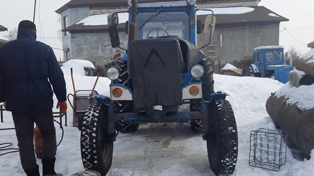 Запуск трактора МТЗ-50. Замена масла в двигателе, установка габаритов(фонарей на крылья) смотреть онлайн