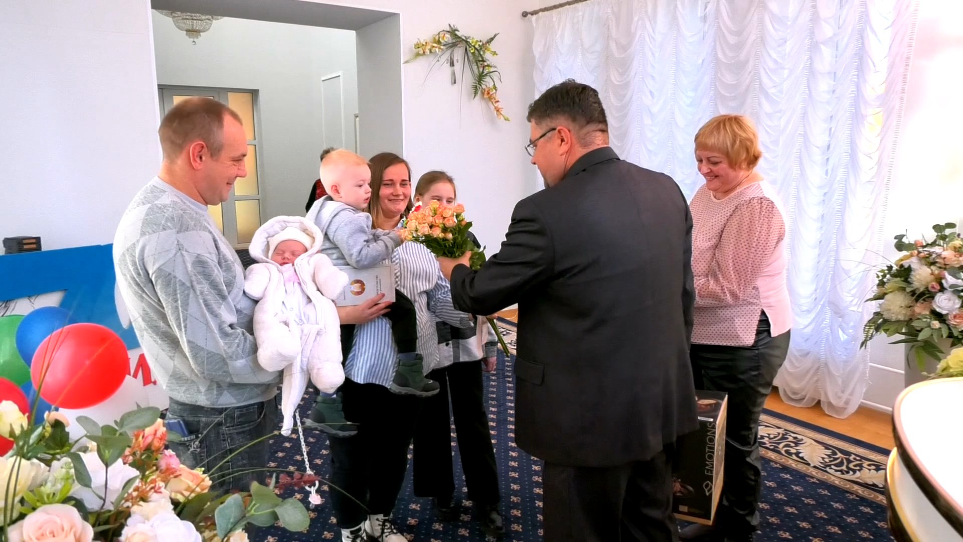 ЗАГС Лиды отметил юбилейную регистрацию 700-го ребенка