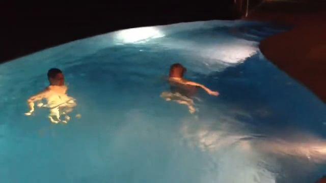 Midnight Pool Jump! смотреть онлайн