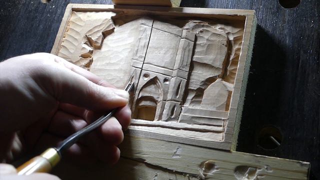 Carving the Abbeygate in Bury St. Edmunds | Wood carving [ASMR] смотреть онлайн