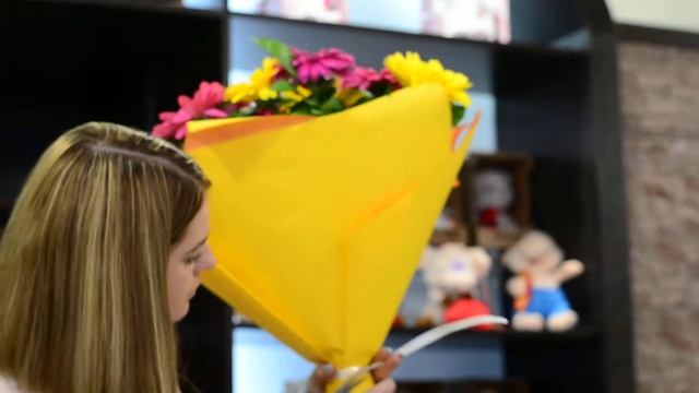 Оформляем моно букет из гербер часть 2 смотреть онлайн