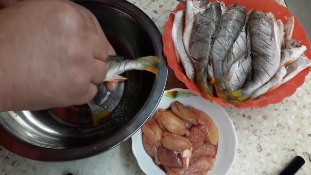 Окунь жаренный в шкуре. смотреть онлайн