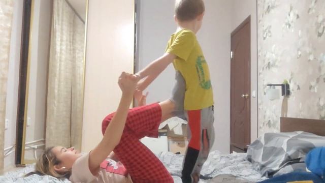 ТРЮКИ С МЛАДШИМ БРАТОМ/ 6 ПРОСТЫХ ТРЮКОВ С ОБУЧЕНИЕМ! смотреть онлайн