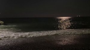 Ночное море, шум прибоя.
