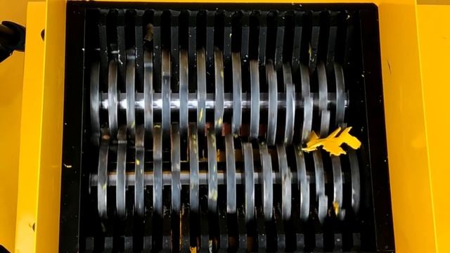 WHAT HAPPENS IF YOU DROP BOWLING BALL INTO THE SHREDDING MACHINE? смотреть онлайн