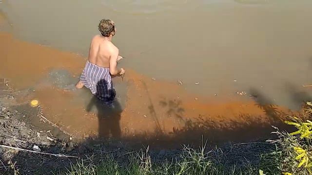 Best Fishing Video By Professional Fish Hunter | Village Boys lot Of Fish Catching Using by Net смотреть онлайн