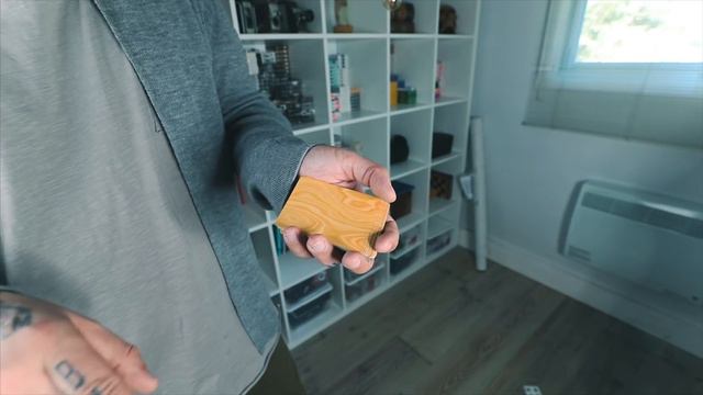 How to THROW a playing card BEHIND your back! - Beginner Tutorial смотреть онлайн