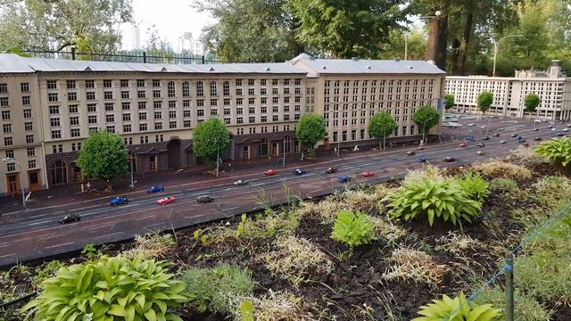 Боти показывает домики в миниатюре. Домики такие маленькие, что ниже роста Боти. смотреть онлайн