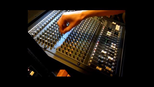 Live Electronic Mix on a Mackie 1640i. смотреть онлайн