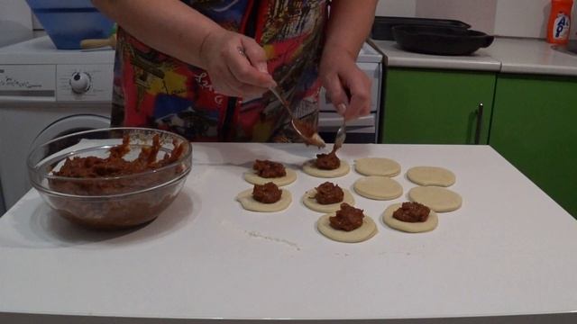 Булочки с начинкой из сухофруктов смотреть онлайн