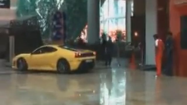 Reversing into the Ferrari store.mpg смотреть онлайн