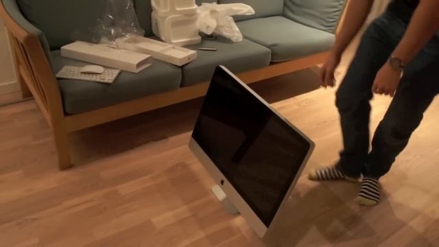 iMac 27" 3.4 i7 Sandy Bridge 2011 Unboxing and first boot смотреть онлайн