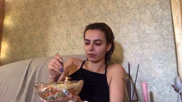 МУКБАНГ новогодний салат ? смотреть онлайн
