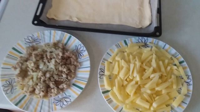 Слоенный пирог с мясом, луком и картофелем