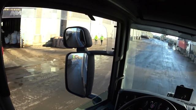Загрузка рыбой в порту Клайпеды / Минусы жизни UA-дальнобойщика - это колейка. смотреть онлайн