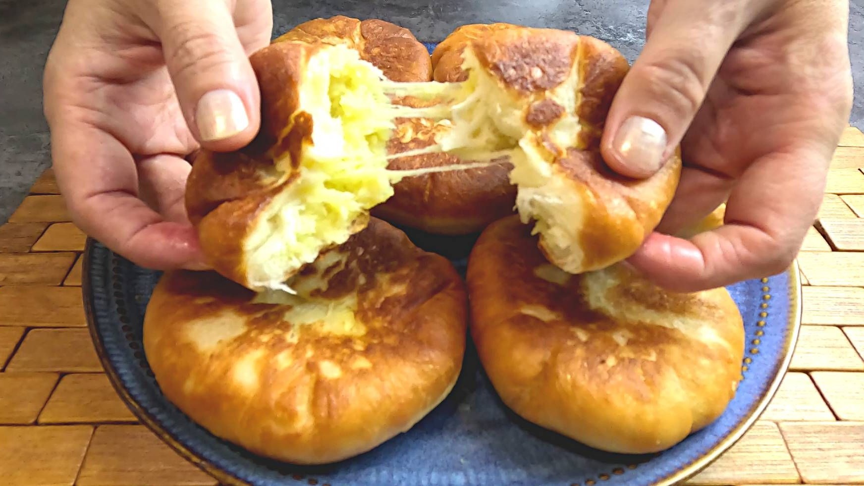 Пирожки с картошкой и сыром. Пышное и вкусное дрожжевое тесто смотреть онлайн