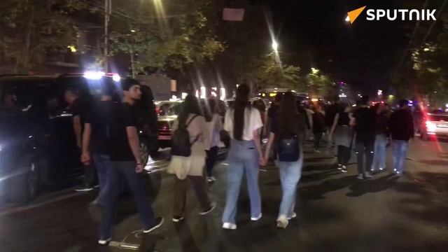 Участников антиправительственного шествия гудками поддерживают водители смотреть онлайн