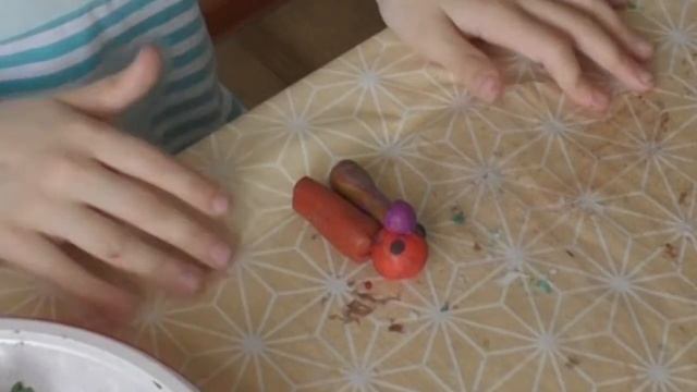 Урок по лепке клоуна из пластилина для детей 3-8 лет. Чем занять дошколенка. Простой урок по лепке. смотреть онлайн