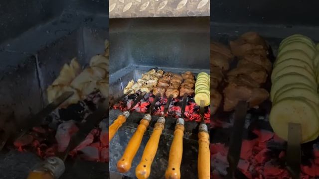 Шашлык из свинины,овощи на мангале жарим смотреть онлайн