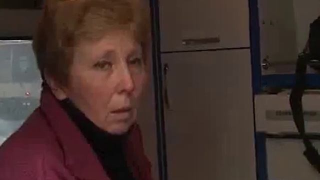 Женщина приковала себя наручниками и облила бензином смотреть онлайн