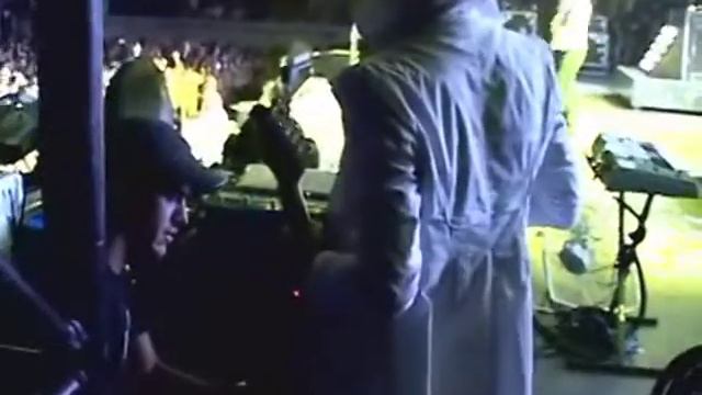 MUSE Matt Bellamy Pushes Bass Tech On Stage With Guitar! смотреть онлайн