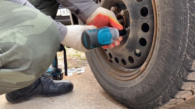 Откручивание колесных гаек после зимы Makita DTW190 смотреть онлайн