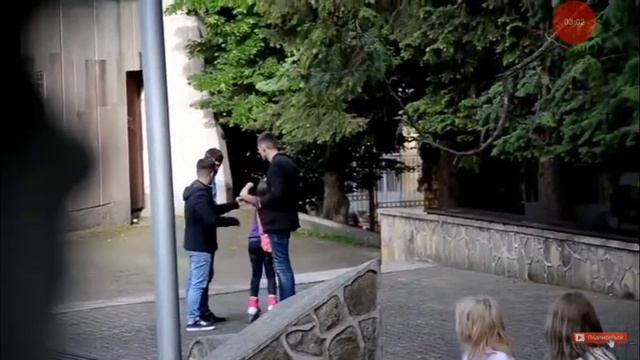 Социальный эксперимент.Как люди отриагируют на кражу ребёнка? смотреть онлайн