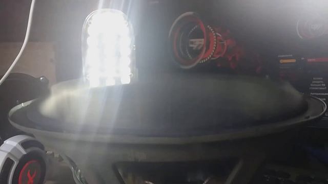 Вот как должен ходить динамик( 27hz,Jbl )