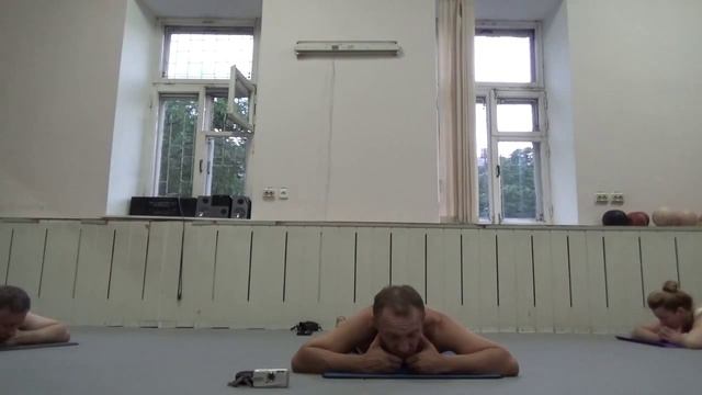 15.06.24-8 Лук = Дханурасана. Нижняя челюсть - работа в перцепции лежа на животе. смотреть онлайн