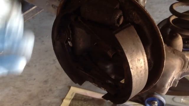 Removing stuck brake drum from Ford Focus 2001-2002 смотреть онлайн