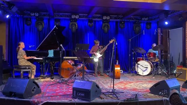 IZI TRIO. One note samba на сцене Kozlov Club. Moscow смотреть онлайн